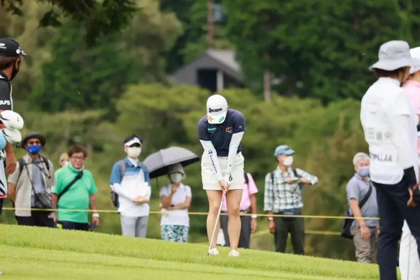 勝みなみのウェッジスイング（ラフ）連続写真【CATレディス2022】