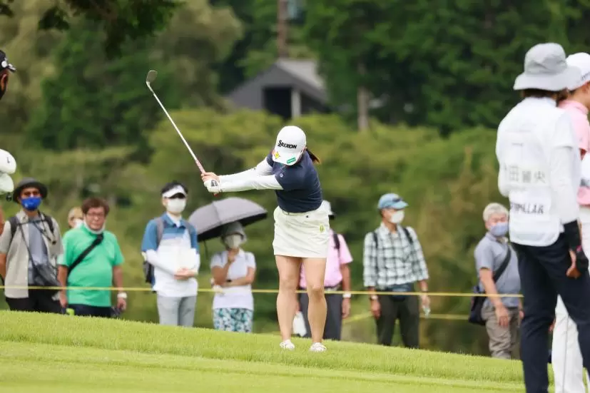 勝みなみのウェッジスイング（ラフ）連続写真【CATレディス2022】