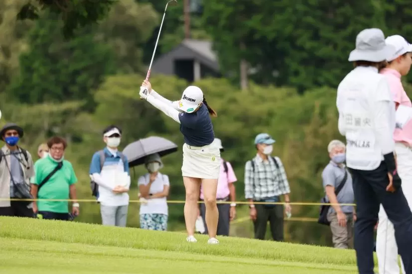 勝みなみのウェッジスイング（ラフ）連続写真【CATレディス2022】