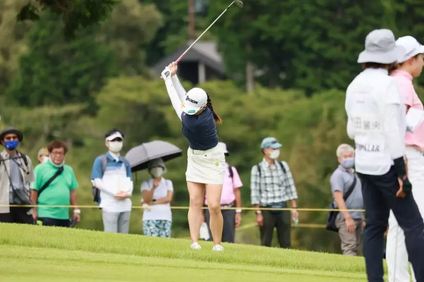 勝みなみのウェッジスイング（ラフ）連続写真【CATレディス2022】