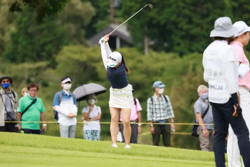 勝みなみのウェッジスイング（ラフ）連続写真【CATレディス2022】