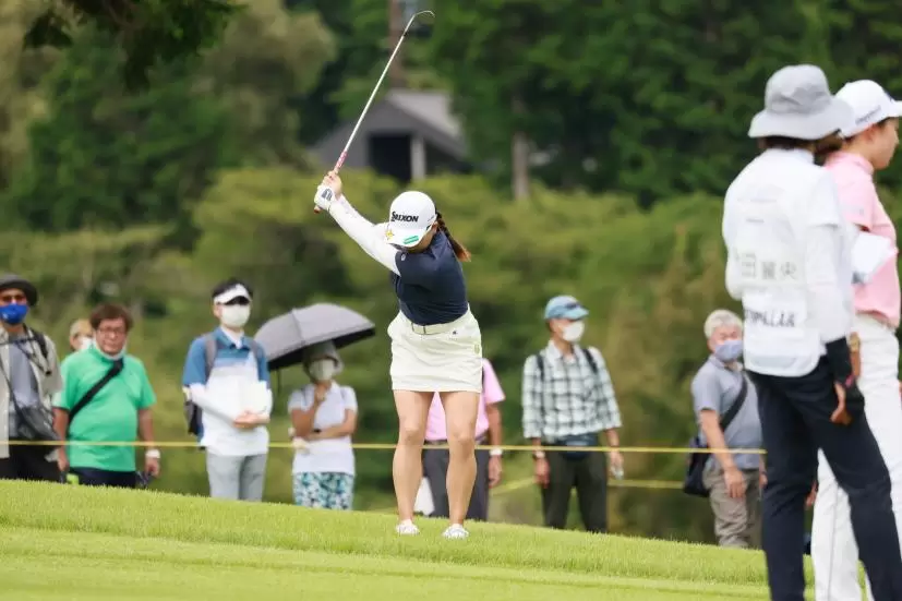 勝みなみのウェッジスイング（ラフ）連続写真【CATレディス2022】