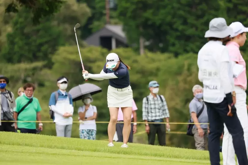 勝みなみのウェッジスイング（ラフ）連続写真【CATレディス2022】