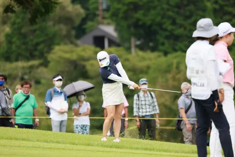 勝みなみのウェッジスイング（ラフ）連続写真【CATレディス2022】