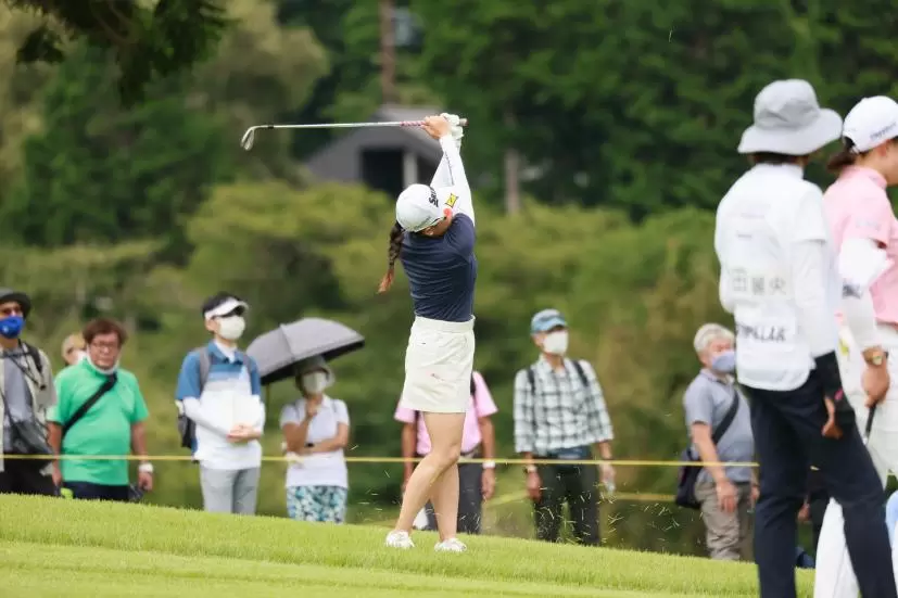 勝みなみのウェッジスイング（ラフ）連続写真【CATレディス2022】