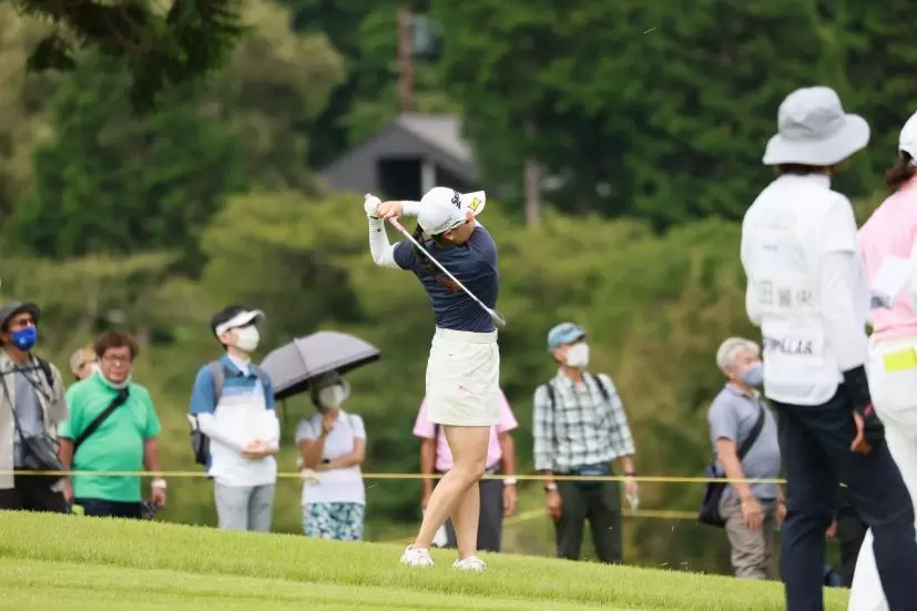 勝みなみのウェッジスイング（ラフ）連続写真【CATレディス2022】