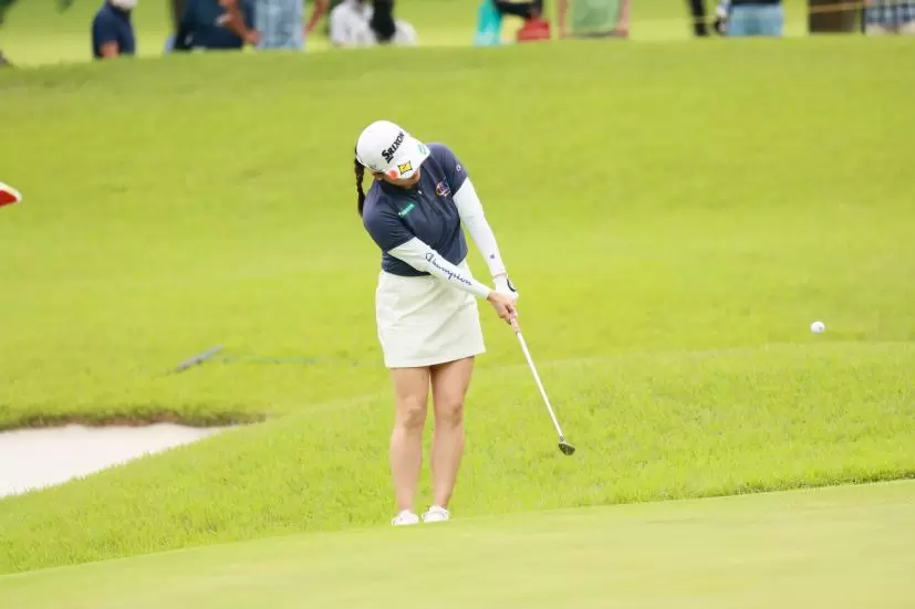 勝みなみのウェッジスイング（アプローチ）連続写真【CATレディス2022】