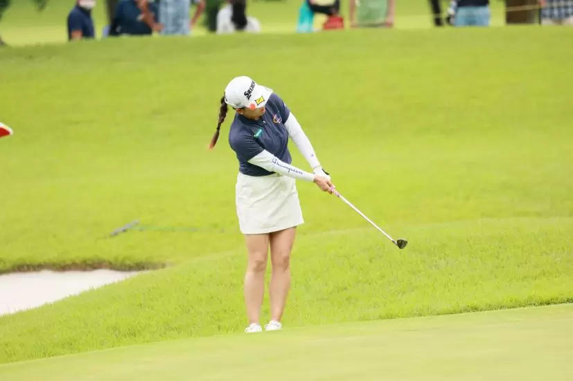 勝みなみのウェッジスイング（アプローチ）連続写真【CATレディス2022】