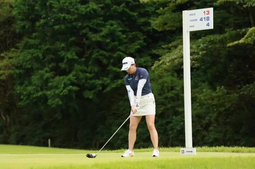 勝みなみのドライバースイング（斜め前方）連続写真【CATレディス2022】