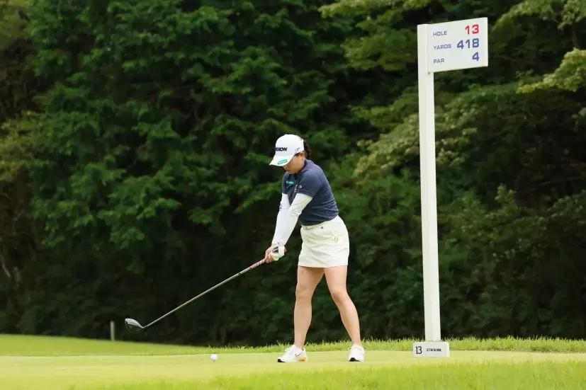 勝みなみのドライバースイング（斜め前方）連続写真【CATレディス2022】