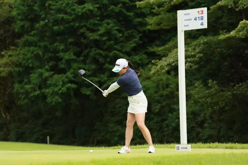 勝みなみのドライバースイング（斜め前方）連続写真【CATレディス2022】