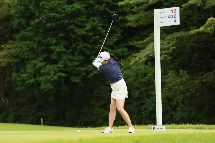 勝みなみのドライバースイング（斜め前方）連続写真【CATレディス2022】