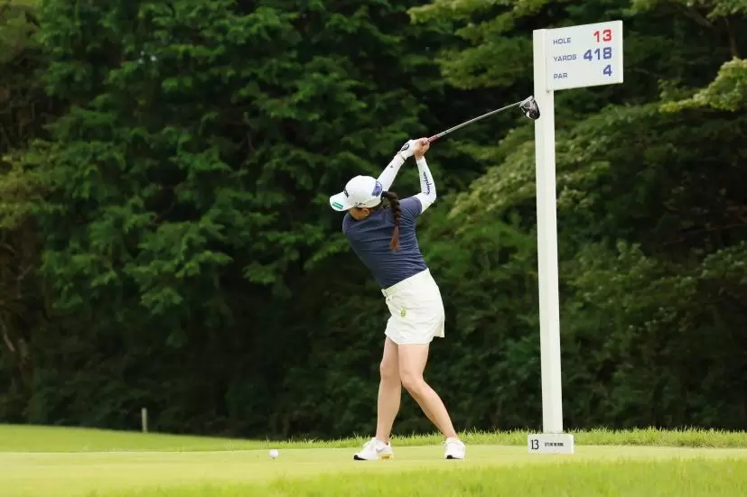 勝みなみのドライバースイング（斜め前方）連続写真【CATレディス2022】