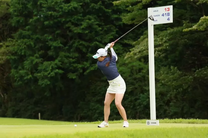 勝みなみのドライバースイング（斜め前方）連続写真【CATレディス2022】