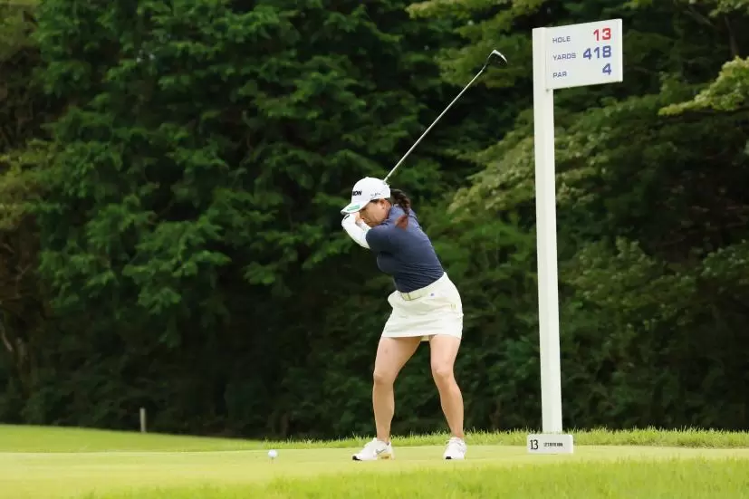 勝みなみのドライバースイング（斜め前方）連続写真【CATレディス2022】