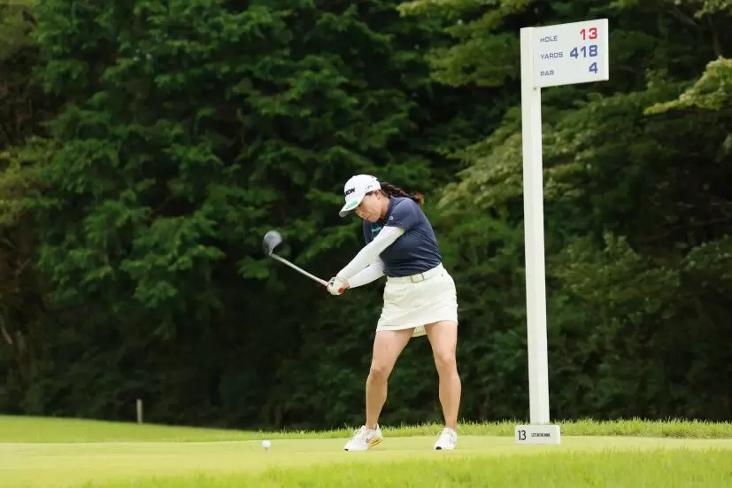 勝みなみのドライバースイング（斜め前方）連続写真【CATレディス2022】