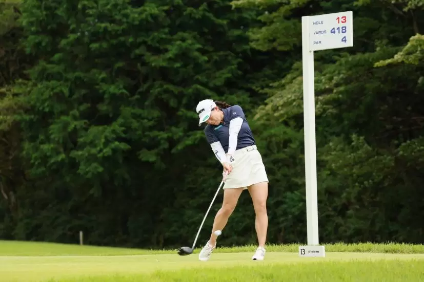 勝みなみのドライバースイング（斜め前方）連続写真【CATレディス2022】