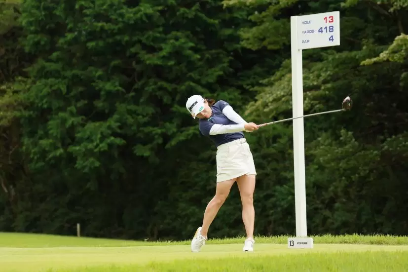 勝みなみのドライバースイング（斜め前方）連続写真【CATレディス2022】