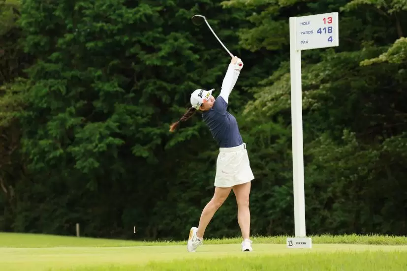 勝みなみのドライバースイング（斜め前方）連続写真【CATレディス2022】