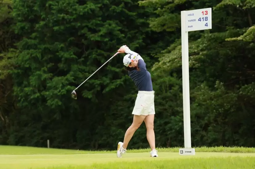 勝みなみのドライバースイング（斜め前方）連続写真【CATレディス2022】