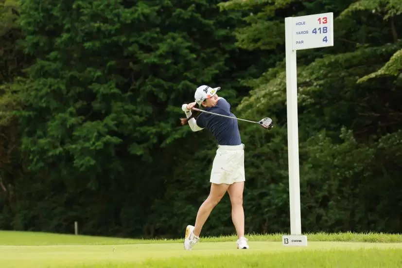 勝みなみのドライバースイング（斜め前方）連続写真【CATレディス2022】