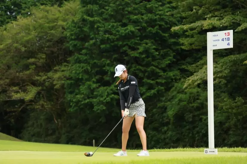 稲見萌寧のドライバースイング（斜め前方）連続写真【CATレディス2022】