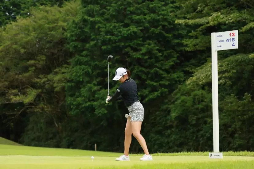 稲見萌寧のドライバースイング（斜め前方）連続写真【CATレディス2022】