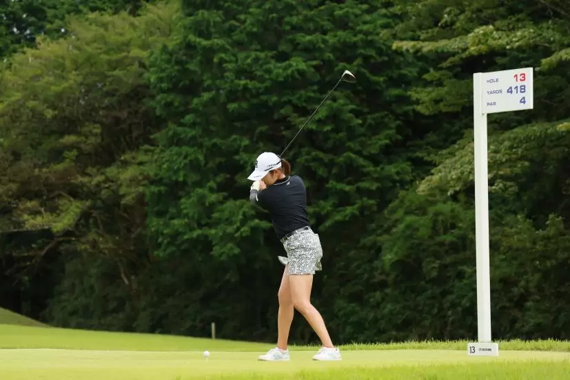 稲見萌寧のドライバースイング（斜め前方）連続写真【CATレディス2022】