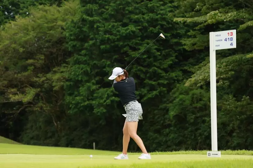 稲見萌寧のドライバースイング（斜め前方）連続写真【CATレディス2022】