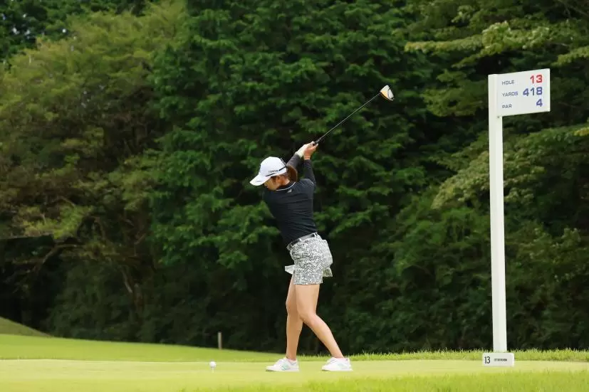 稲見萌寧のドライバースイング（斜め前方）連続写真【CATレディス2022】