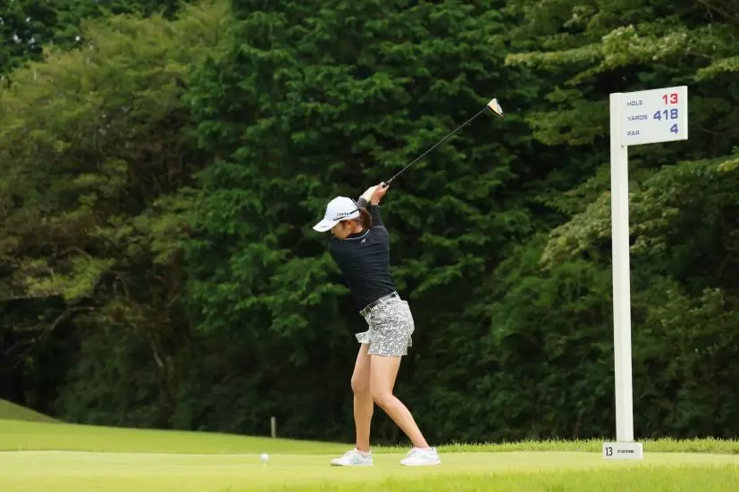 稲見萌寧のドライバースイング（斜め前方）連続写真【CATレディス2022】