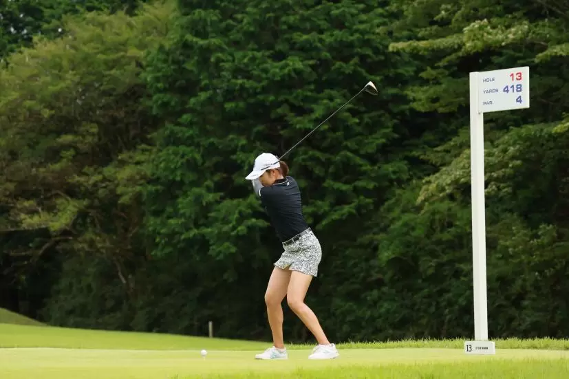 稲見萌寧のドライバースイング（斜め前方）連続写真【CATレディス2022】