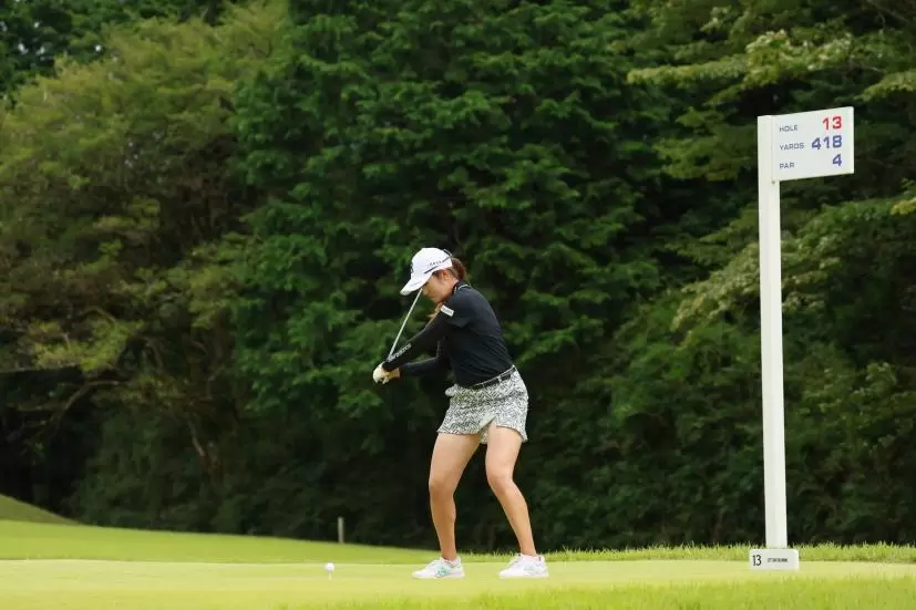 稲見萌寧のドライバースイング（斜め前方）連続写真【CATレディス2022】