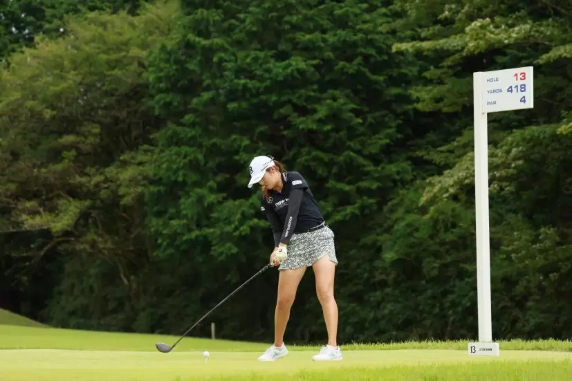 稲見萌寧のドライバースイング（斜め前方）連続写真【CATレディス2022】