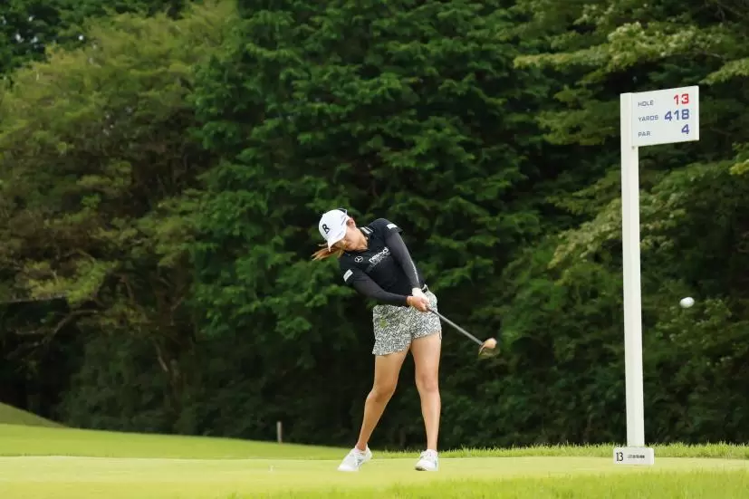 稲見萌寧のドライバースイング（斜め前方）連続写真【CATレディス2022】