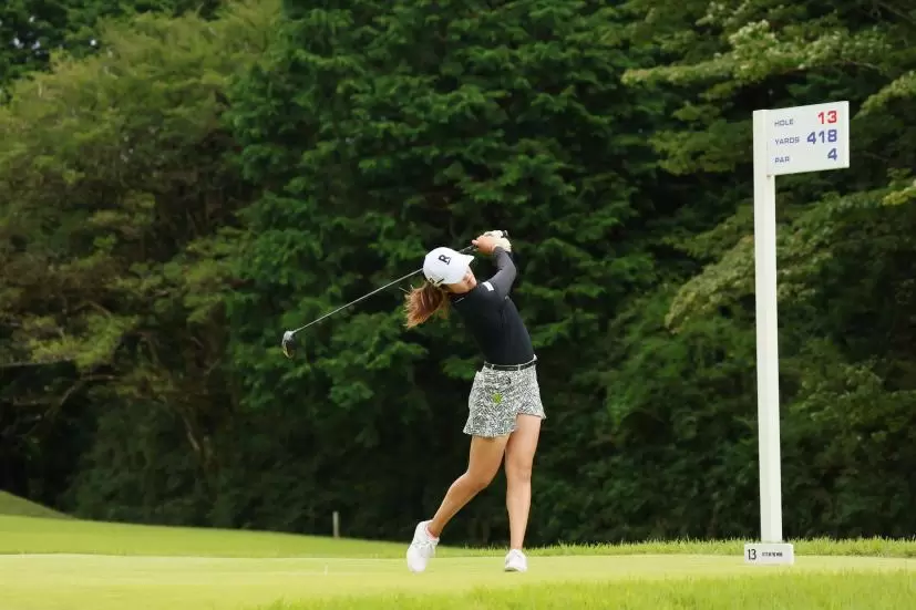 稲見萌寧のドライバースイング（斜め前方）連続写真【CATレディス2022】