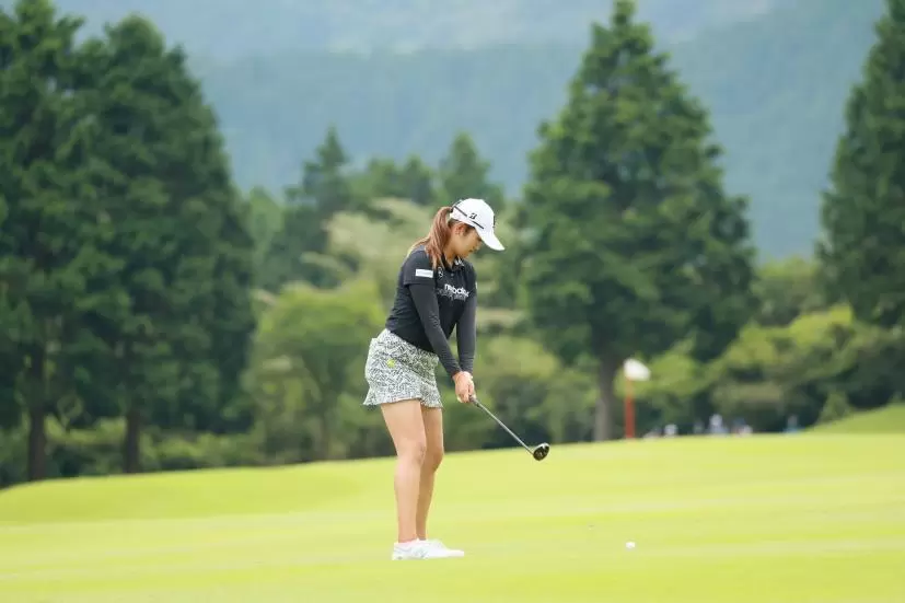 稲見萌寧のユーティリティスイング（後方）連続写真【CATレディス2022】