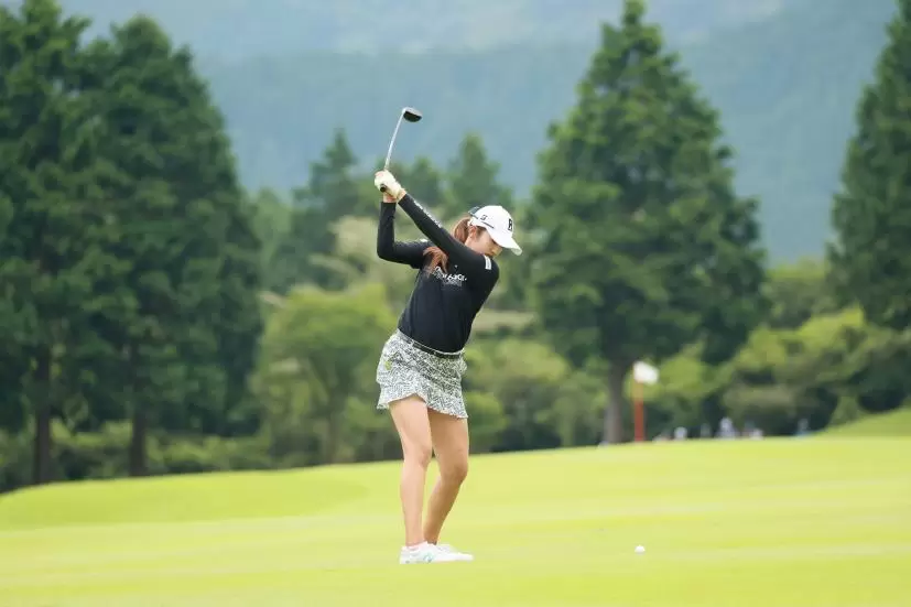 稲見萌寧のユーティリティスイング（後方）連続写真【CATレディス2022】