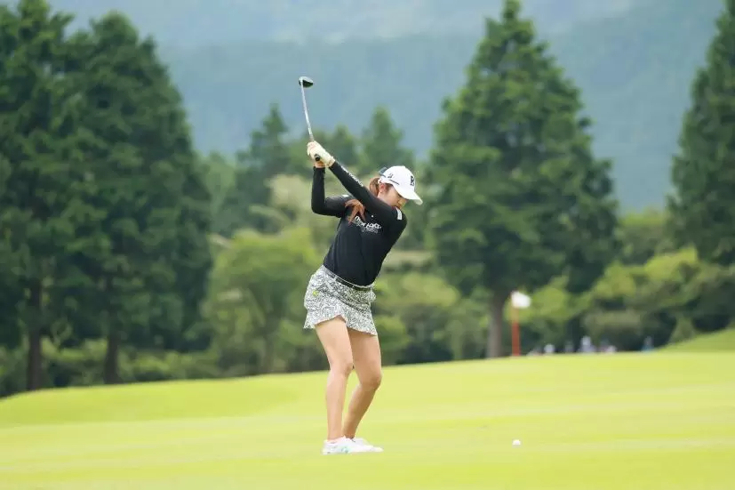 稲見萌寧のユーティリティスイング（後方）連続写真【CATレディス2022】