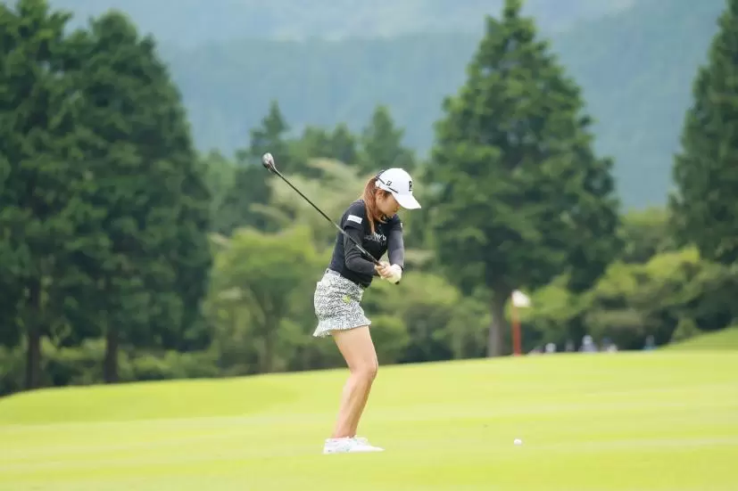 稲見萌寧のユーティリティスイング（後方）連続写真【CATレディス2022】