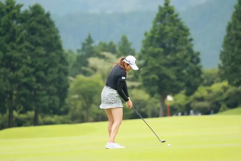 稲見萌寧のユーティリティスイング（後方）連続写真【CATレディス2022】