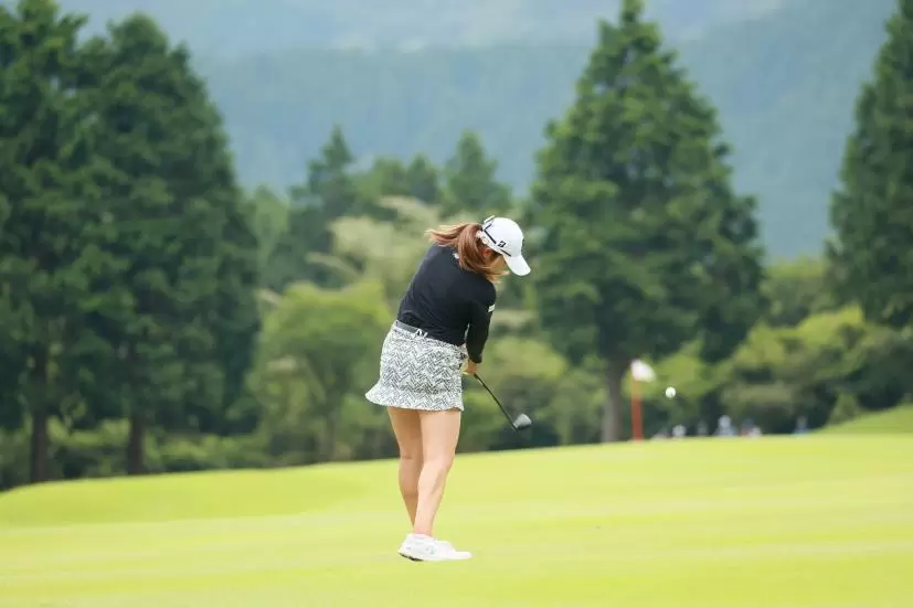 稲見萌寧のユーティリティスイング（後方）連続写真【CATレディス2022】