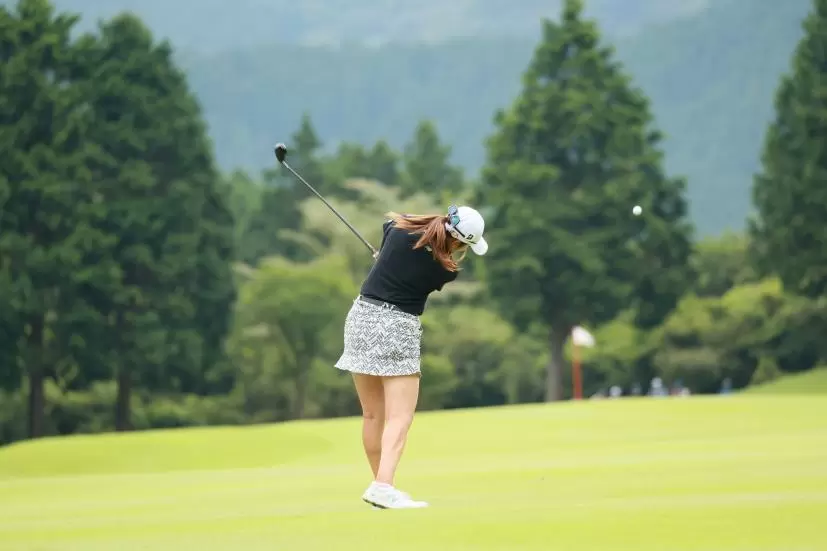 稲見萌寧のユーティリティスイング（後方）連続写真【CATレディス2022】