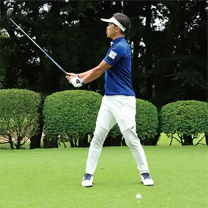 大西翔太コーチ,上体を起こし、クラブを胸の前で構えた体勢で胸を右に90度回そう。