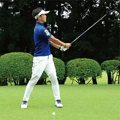 大西翔太コーチ,腕とクラブをカラダの正面にキープしたままで胸を目標に向けよう。