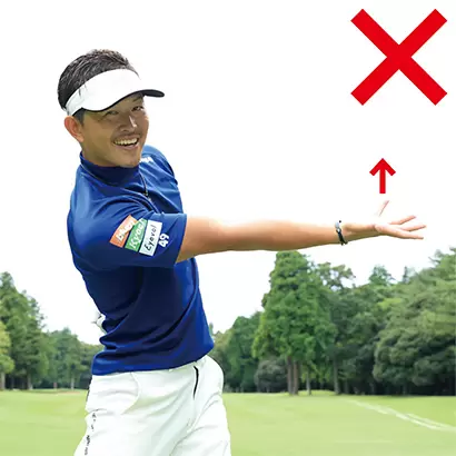 大西翔太コーチ,フォロースルーで右手のヒラが上を向くのはフェースが開いた証拠。