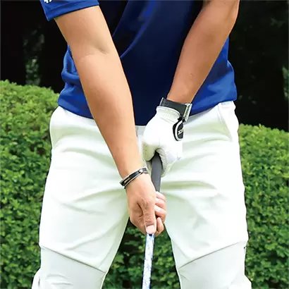 大西翔太コーチ,両手を5〜10センチくらい離してグリップし、素振りを繰り返そう。