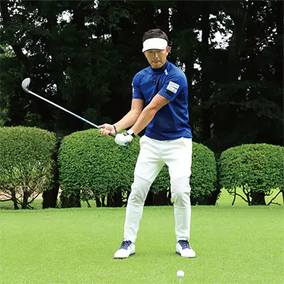 大西翔太コーチ,バックスイングは右腰くらいの高さでOK。グリップエンドをお腹の前にキープする。