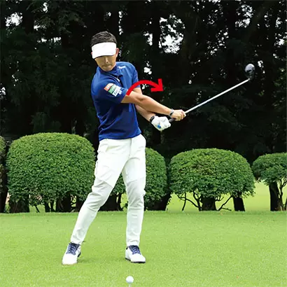 大西翔太コーチ,グリップエンドを支点にして両手を入れ替えるイメージでフォロースルーへと振り抜く。