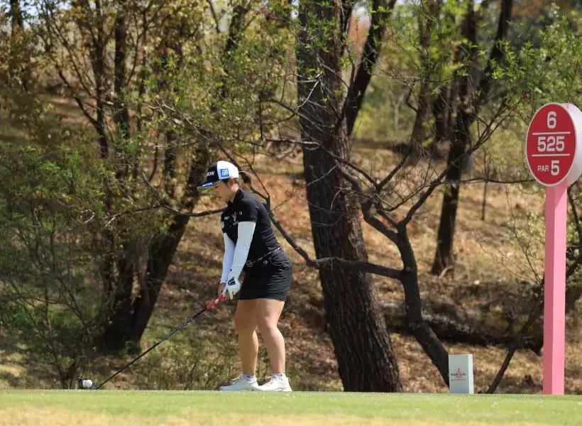 山下美夢有のドライバースイング（斜め前方）